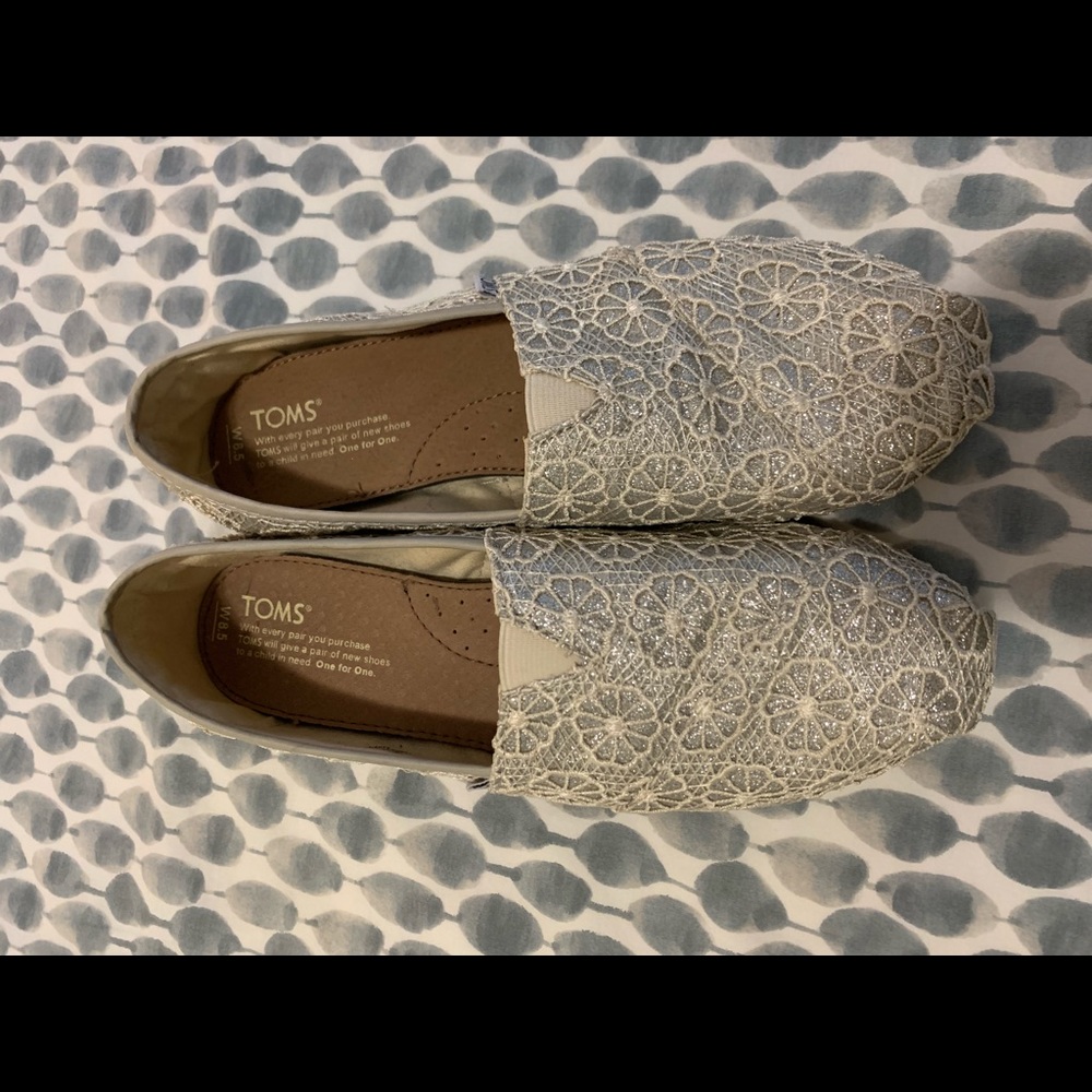 Toms slip on
